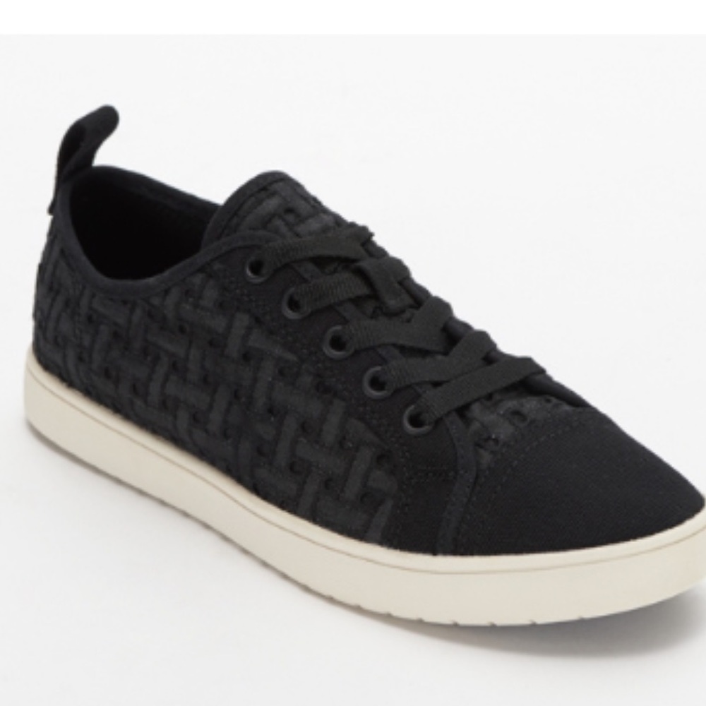 Koolaburra UGG Kellen Low lace woven denim sneaker